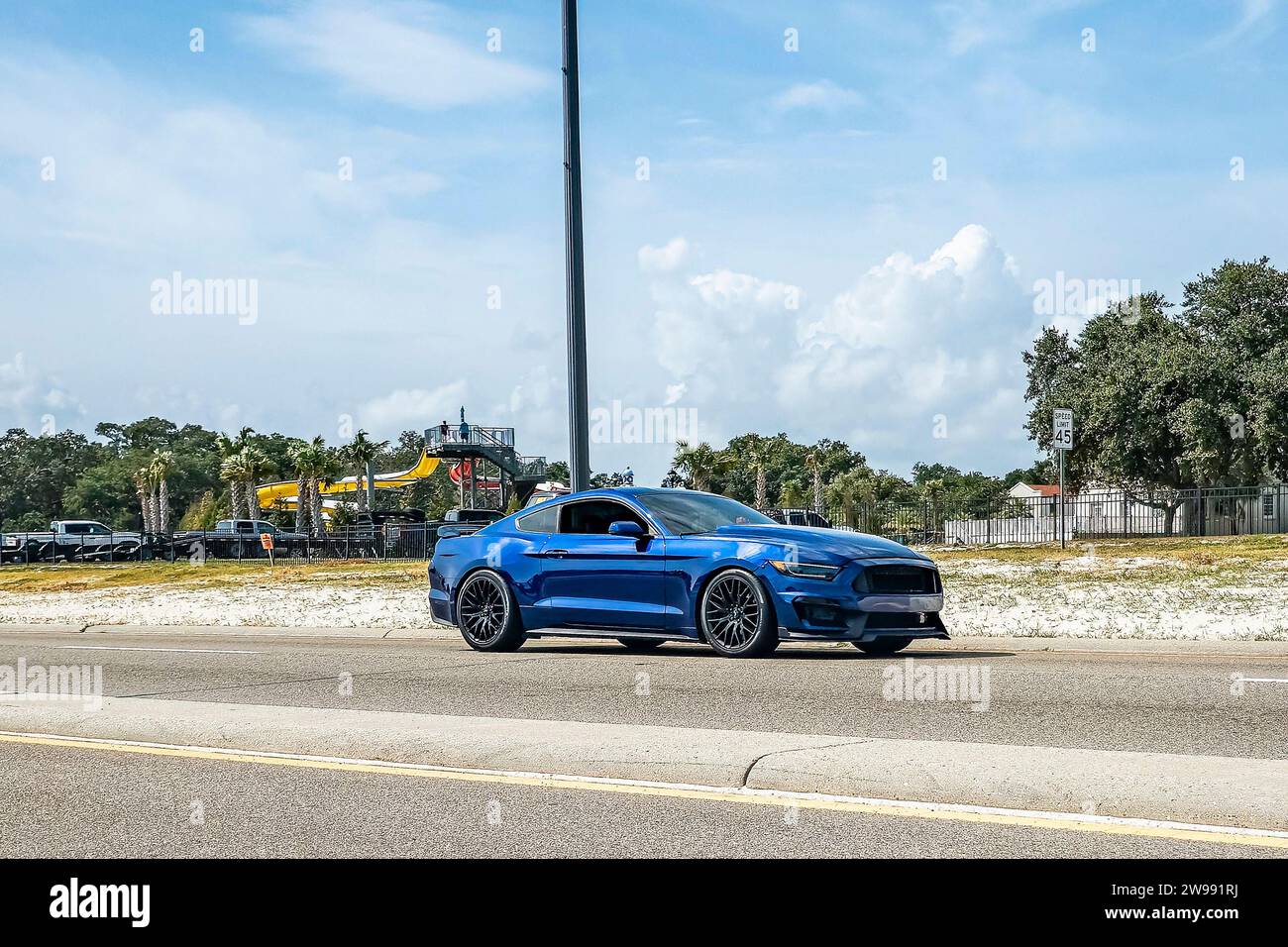Gulfport, MS - 5 ottobre 2023: Vista laterale grandangolare di una Ford Mustang GT Premium Coupé 2016 in occasione di un salone automobilistico locale. Foto Stock