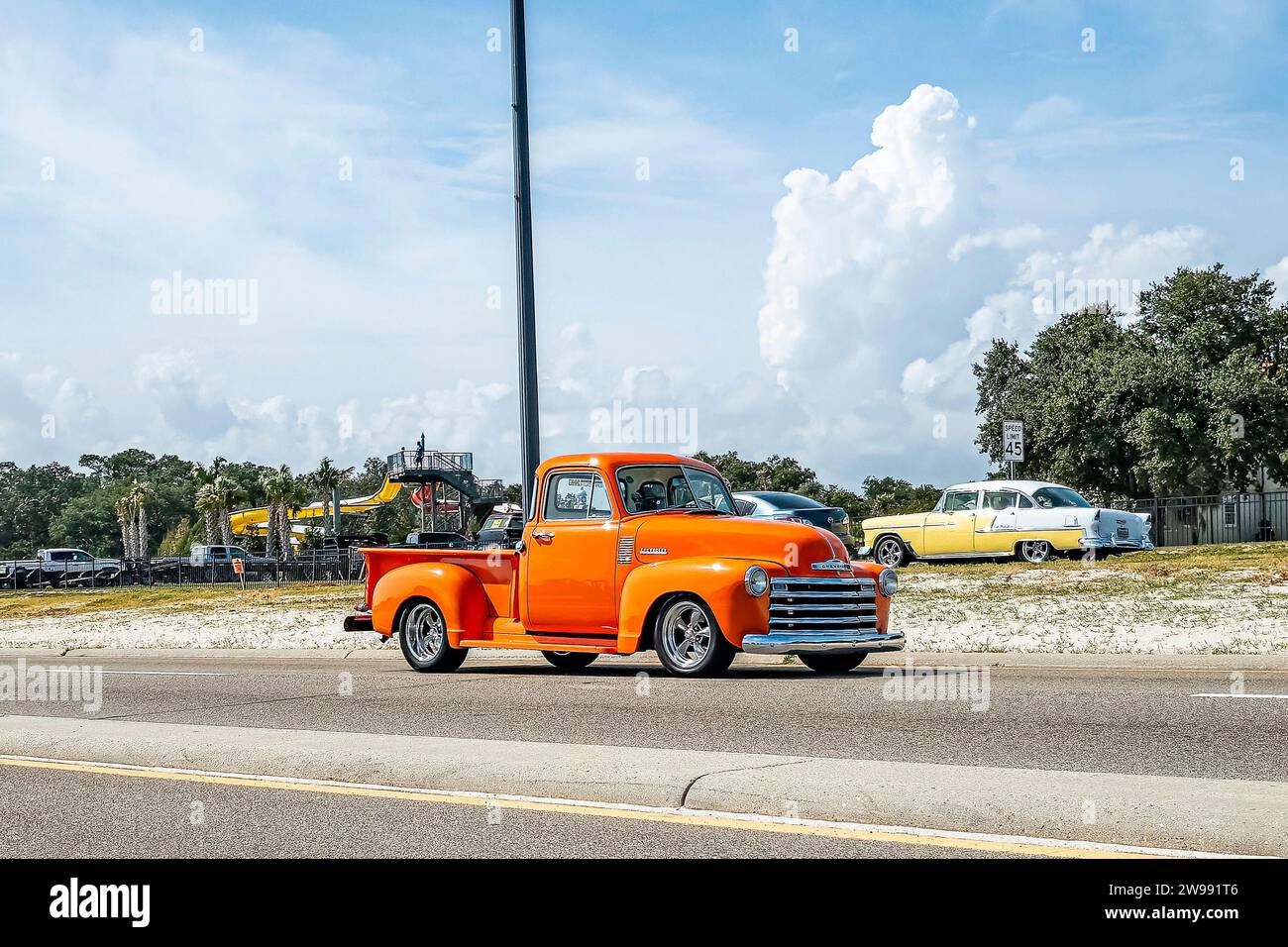 Gulfport, MS - 5 ottobre 2023: Vista angolare anteriore grandangolare di un pick-up Chevrolet Advance Design 3100 del 1950 presso una mostra automobilistica locale. Foto Stock