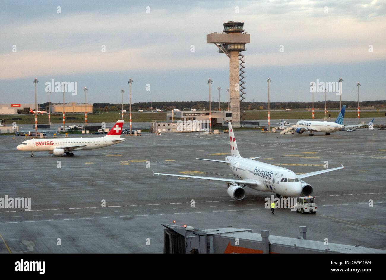 30.10.2023, Schoenefeld, Brandeburgo, GER - Flugzeuge der Swiss Airlines, Brussels Airlines und United Airlines auf dem Vorfeld des Flughafen BER. Airlines, amerikanisch, aussen, Aussenaufnahme, belgisch, Brandenburg, Brussels Airlines, deutsch, deutschland, Europa, Europaeisch, Fernreise, Flieger, Fluggesellschaften, Flughafen, Fluglinien, Flugreise, Flugtechnik, Flugverkehr, Flugzeuge, Herbst, Jahreszeit, Jets, Luftfahrt, Luftfahrtgesellschaften, Luftfahrtunternehmen, Luftverkehr, Maschinen, Passagierflugzeuge, Passagiermaschinen, QF, Querformat, Reise, Schoenefeld, schweizerisch, svizzero, SWI Foto Stock