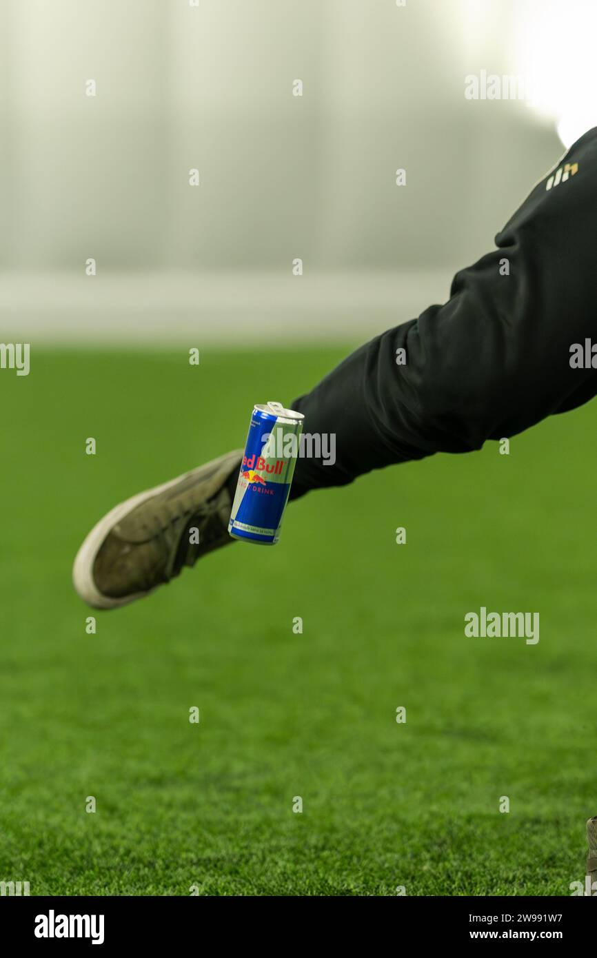 Un giovane atleta che calza una bomboletta Red Bull indossando un'uniforme sportiva Foto Stock