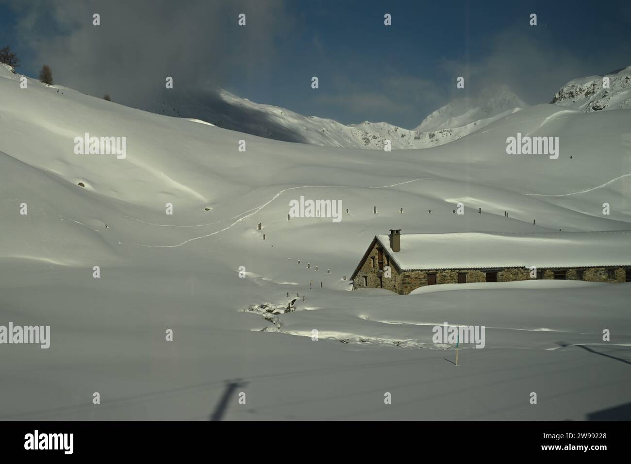 Un tranquillo itinerario invernale del Bernina Express in Svizzera Foto Stock