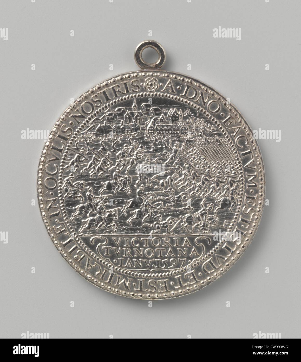 Vittoria a Turnhout e la potenza di nove città di Maurits, Gerard van Bylaer, medaglia d'argento 1597. Fronte: Due eserciti in guerra, sullo sfondo dell'iscrizione, all'interno di Omnipia. Inverso: Iscrizione all'interno di Kischrift, intorno al rand con nove città e inversione. Dordrecht Argento (metallo) battente (lavorazione dei metalli) Turnhout. Rijnberg. Groenlo. Lingen. Ootmarsum. Enschede. Bredevoort. Alpi. Meurs. Oldenzaal Foto Stock Vittoria a Turnhout e la potenza di nove città di Maurits, Gerard van Bylaer, medaglia d'argento 1597. Fronte: Due eserciti in guerra, sullo sfondo dell'iscrizione, all'interno di Omnipia. Inverso: Iscrizione all'interno di Kischrift, intorno al rand con nove città e inversione. Dordrecht Argento (metallo) battente (lavorazione dei metalli) Turnhout. Rijnberg. Groenlo. Lingen. Ootmarsum. Enschede. Bredevoort. Alpi. Meurs. Oldenzaal Foto Stock