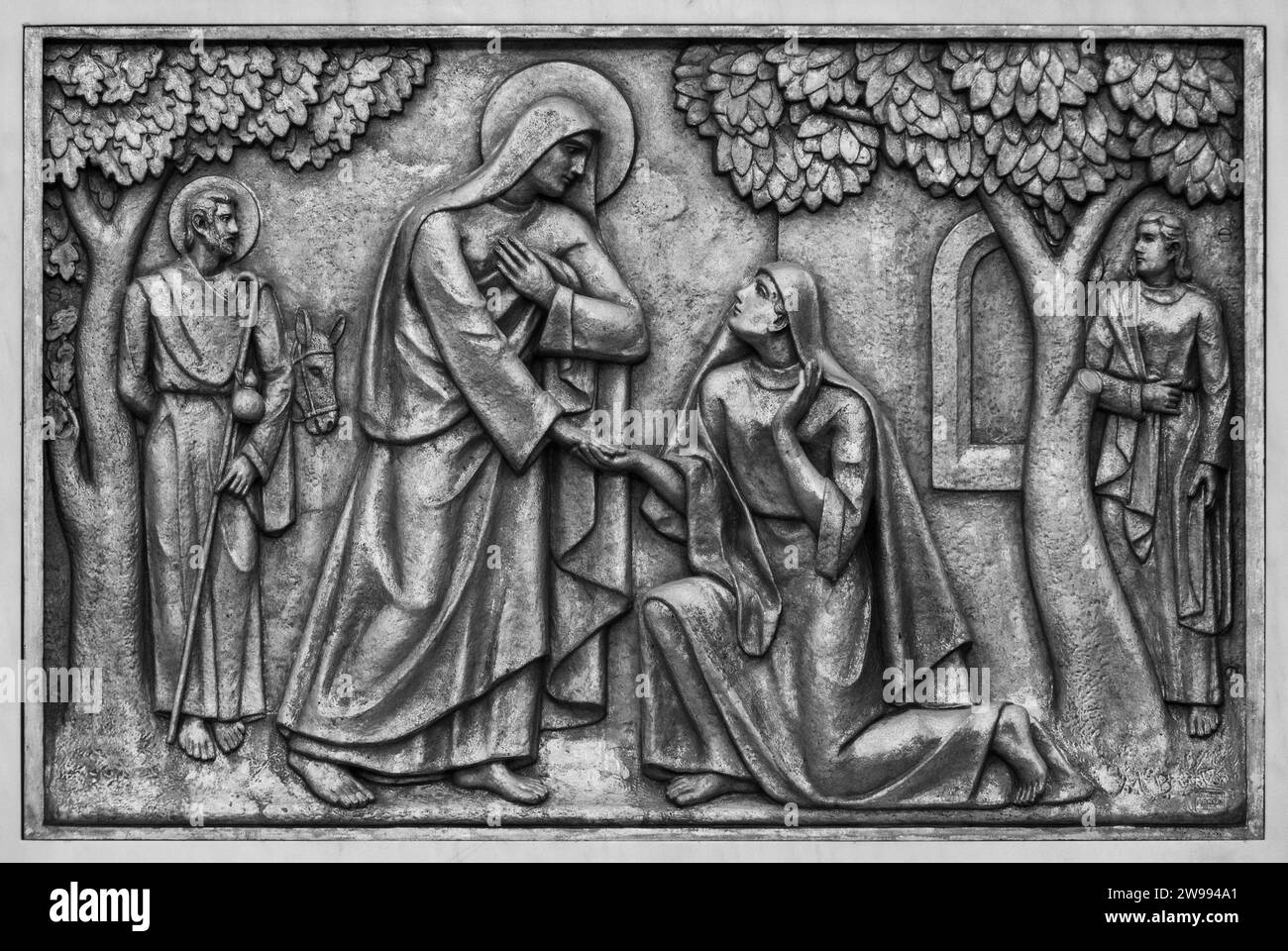 La Visitazione di Maria ad Elisabetta – secondo mistero gioioso. Una scultura a rilievo nella Basilica di nostra Signora del Rosario di Fatima. Foto Stock