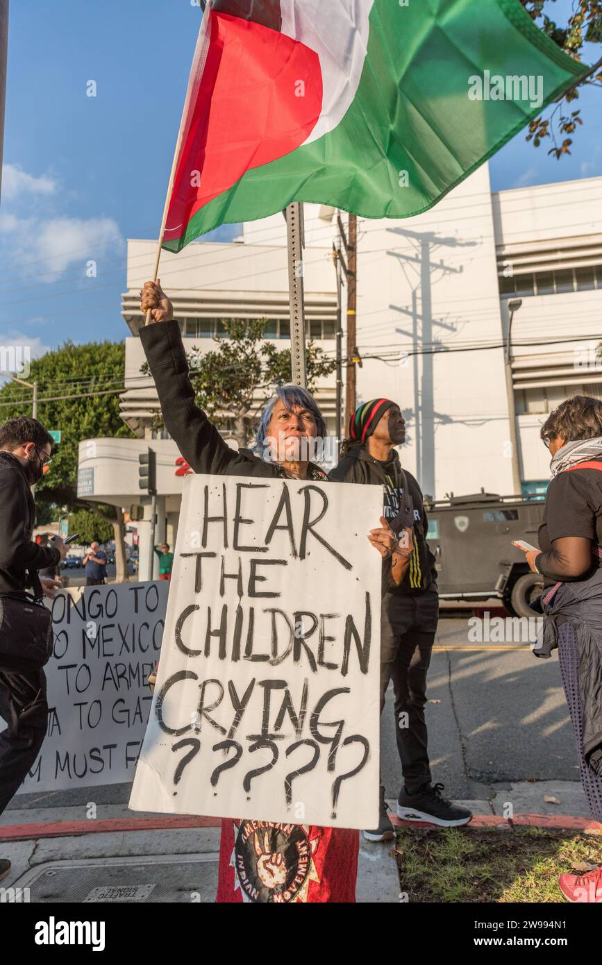 Dimostratore alla protesta "solidarietà nera e palestinese per un cessate il fuoco questo Natale" al la Cienega Park di Beverly Hills, California, il 23 dicembre 2023. Foto Stock