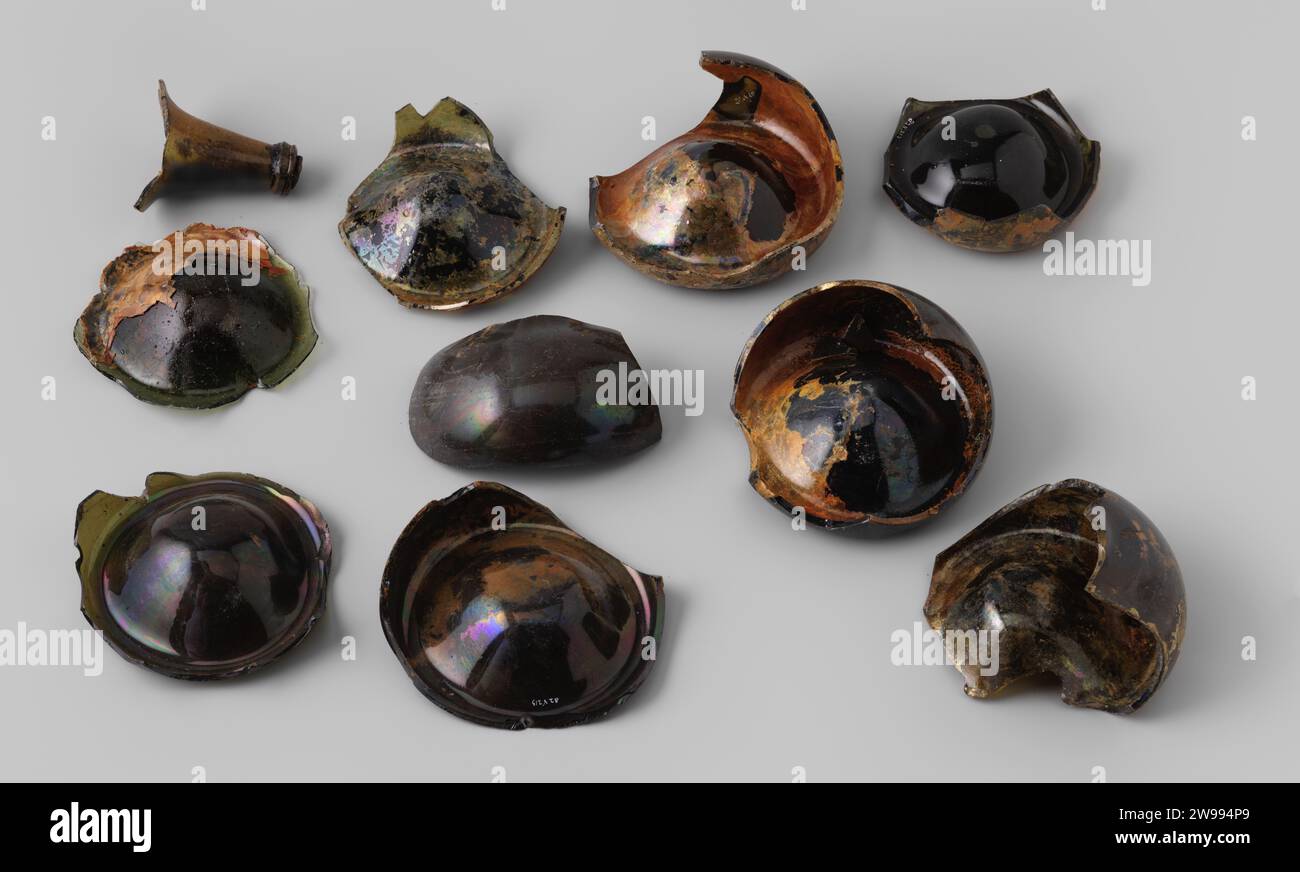 Frammenti di bottiglie di vino dal relitto del t Vliegend Hart degli Indiani Orientali , 1700 - 1735 bottiglie di vino a forma di cipolla di bicchiere verde che è stato nel vino rosso (porto). Suoli e un collo con sughero e filo di ferro. Sughero olandese (corteccia). Foto Stock