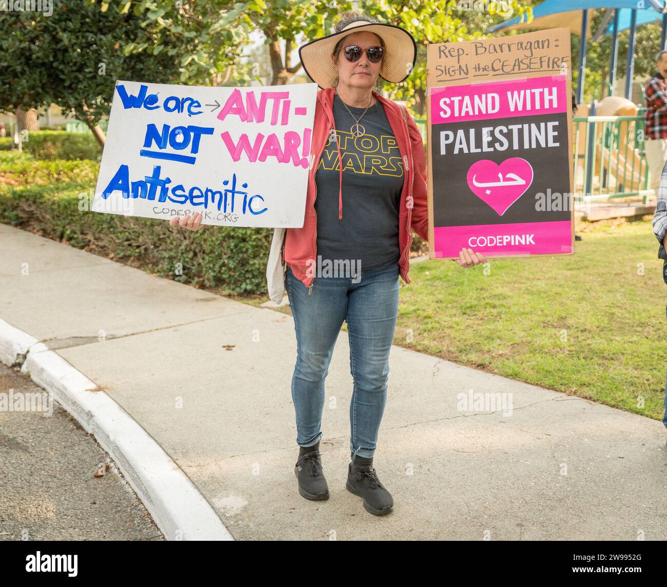 Dimostratore alla protesta "solidarietà nera e palestinese per un cessate il fuoco questo Natale" al la Cienega Park di Beverly Hills, California, il 23 dicembre 2023. Foto Stock