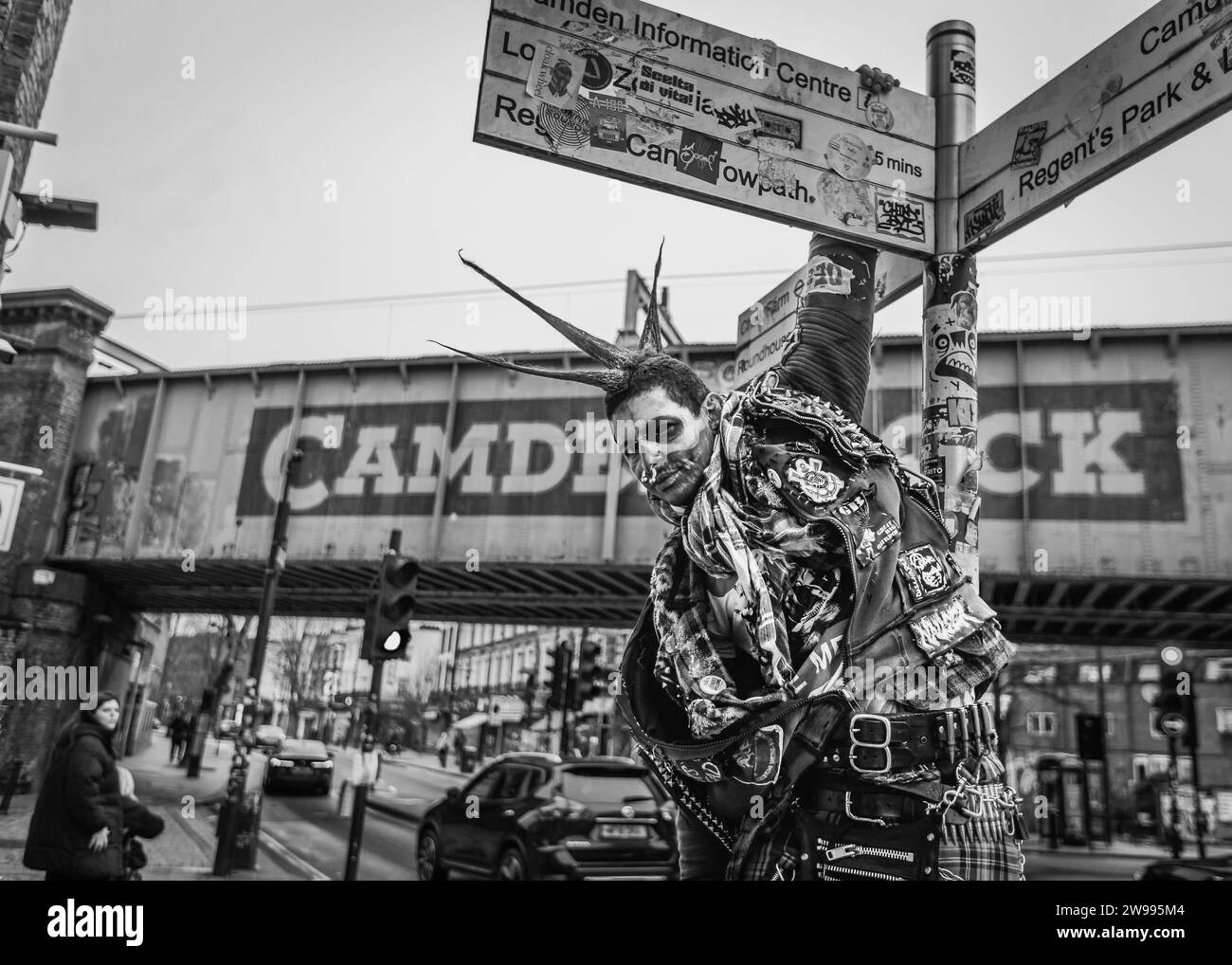 Un'immagine in bianco e nero di un punk a Camden, Londra. Foto Stock