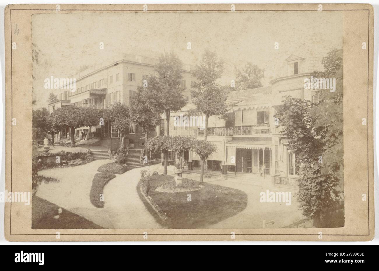 Il giardino di un hotel, J.S.J. de Jongh, 1860 - 1880 Fotografia Hotel Bellevue su Utrechtseweg su carta Arnhem Arnhem. supporto fotografico. Gli albumi di cartone stampano la piazza del villaggio, Place Brink Foto Stock