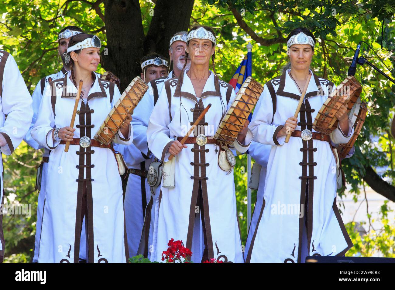 Un ensemble folk ungherese che canta in un festival popolare nel parco della città di Budapest, in Ungheria Foto Stock