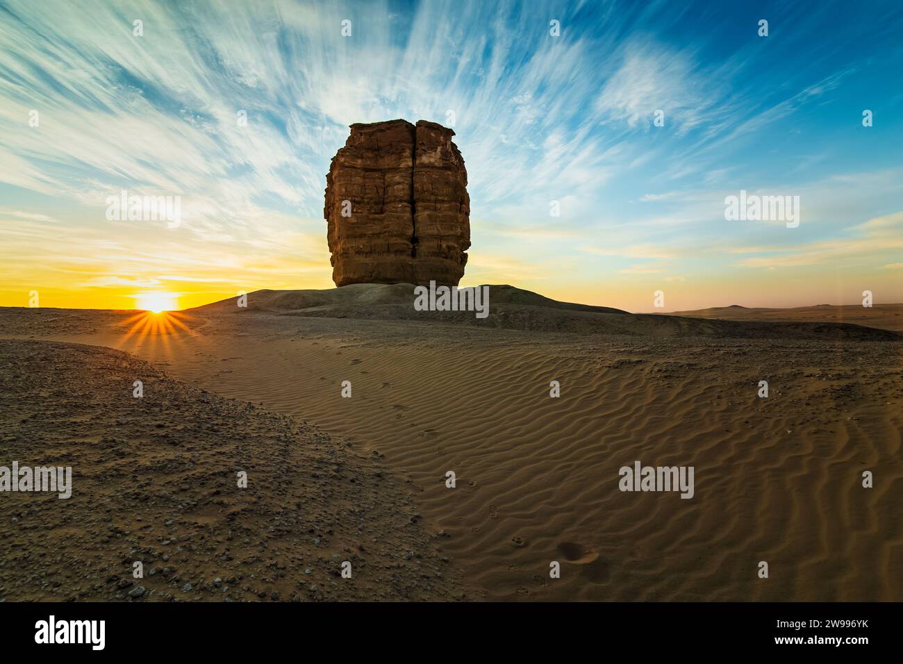 Il pollice di Giuda o pollice del diavolo è una formazione rocciosa nel deserto vicino a Riad, in Arabia Saudita, sullo sfondo dell'alba. Foto Stock