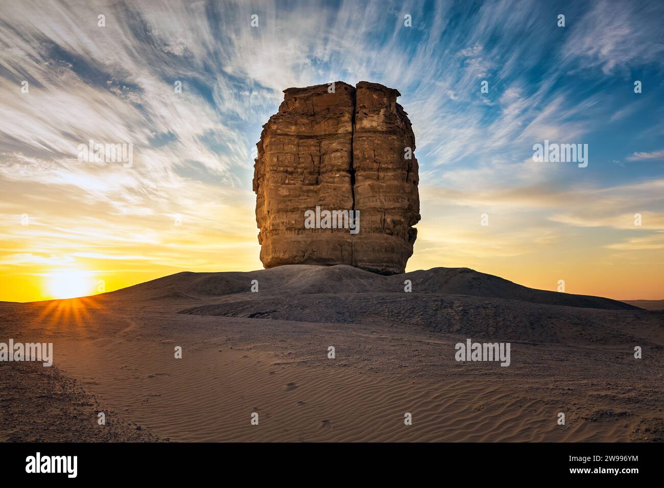 Il pollice di Giuda o pollice del diavolo è una formazione rocciosa nel deserto vicino a Riad, in Arabia Saudita, sullo sfondo dell'alba. Foto Stock