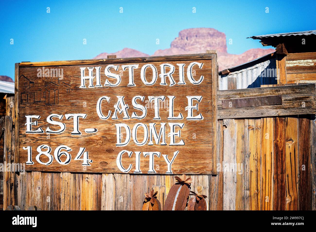 Storico castello Dome City. Arizona, USA. La foto è stata elaborata con una texture vintage. Foto Stock