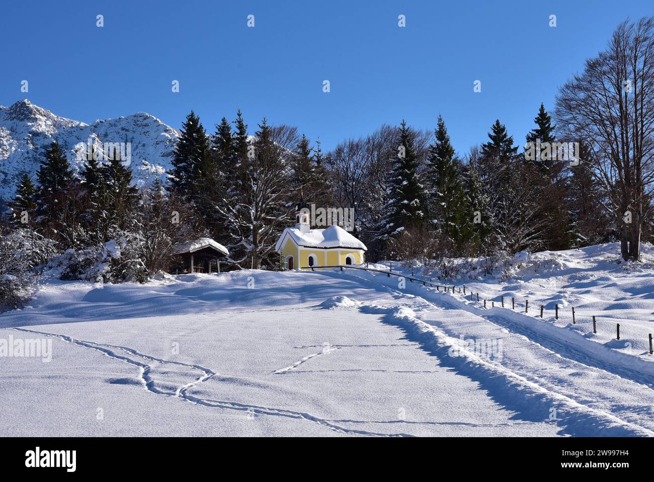 Cappella Maria ricoperta di neve sul Buckelwiesen Werdenfelser Land vicino a Garmisch in un idillio del vento, Baviera, Germania, Europa Foto Stock