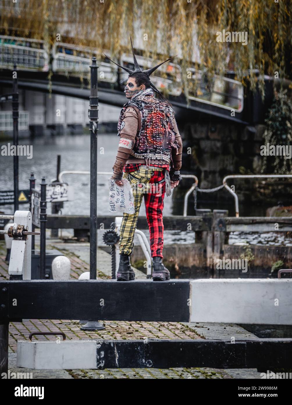 Il famoso Camden punk di Londra, ZombiePunk sul canale di Londra. Foto Stock