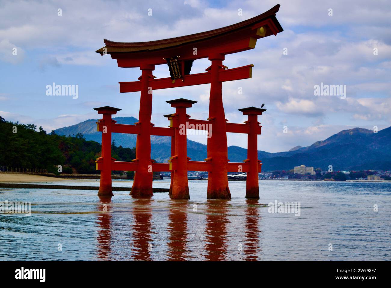 Foto ravvicinata del famoso Ootori di Miyajima, il cancello rosso del tempio nel mare di Hiroshima. La foto è stata scattata durante l'aumento della marea. Foto Stock