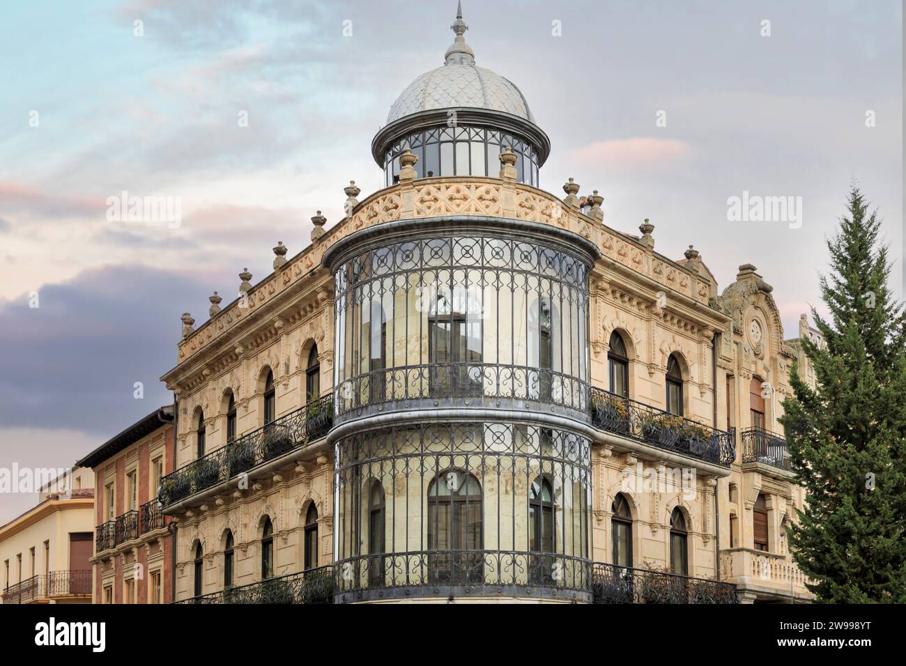 Finestra angolare in vetro di un edificio decorato in pietra color crema nella città di Salamanca Foto Stock