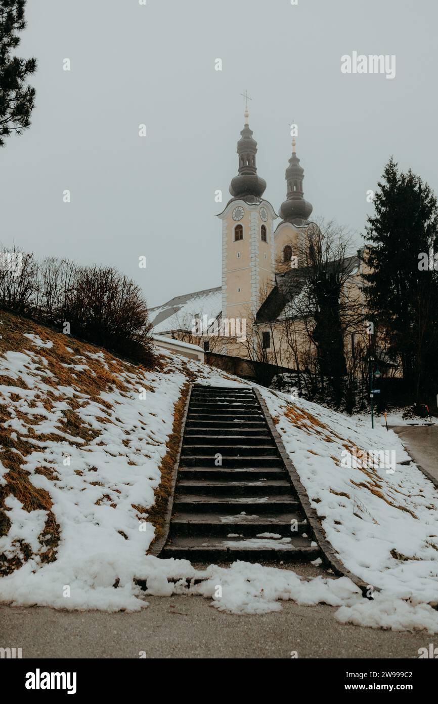 Una chiesa tranquilla nel villaggio di Maria Rain a Klagenfurt, Austria durante la stagione invernale Foto Stock