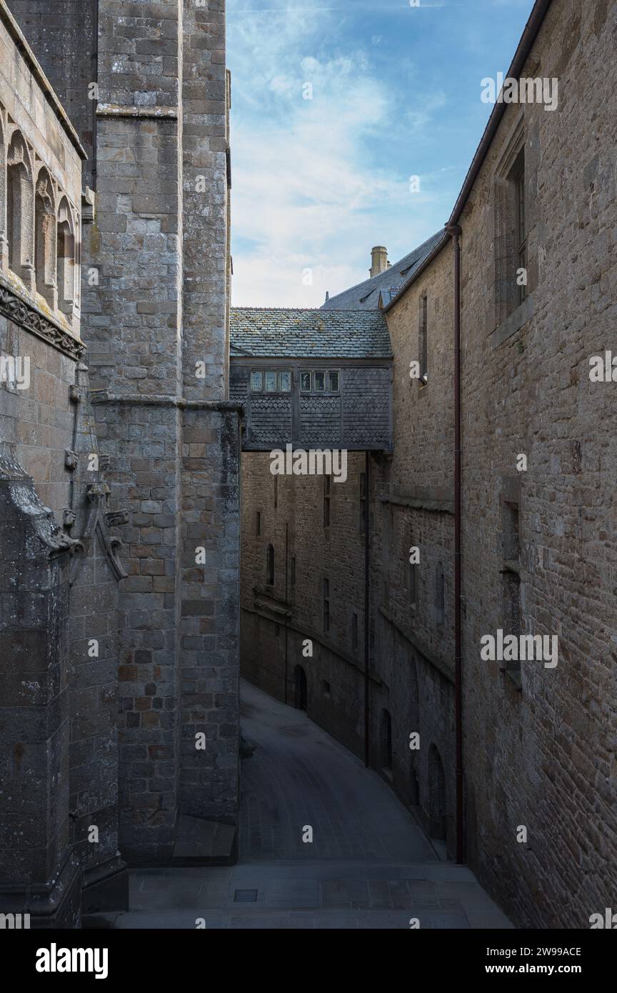 Dettaglio architettonico del passaggio che collega due edifici nel centro storico di Mont Saint Michelle, non ci sono persone sulla strada Foto Stock