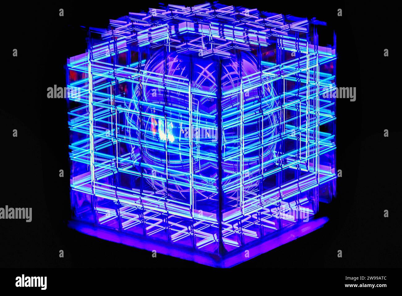 Rendering 3D di un cubo luminoso illuminato in un ambiente buio Foto Stock