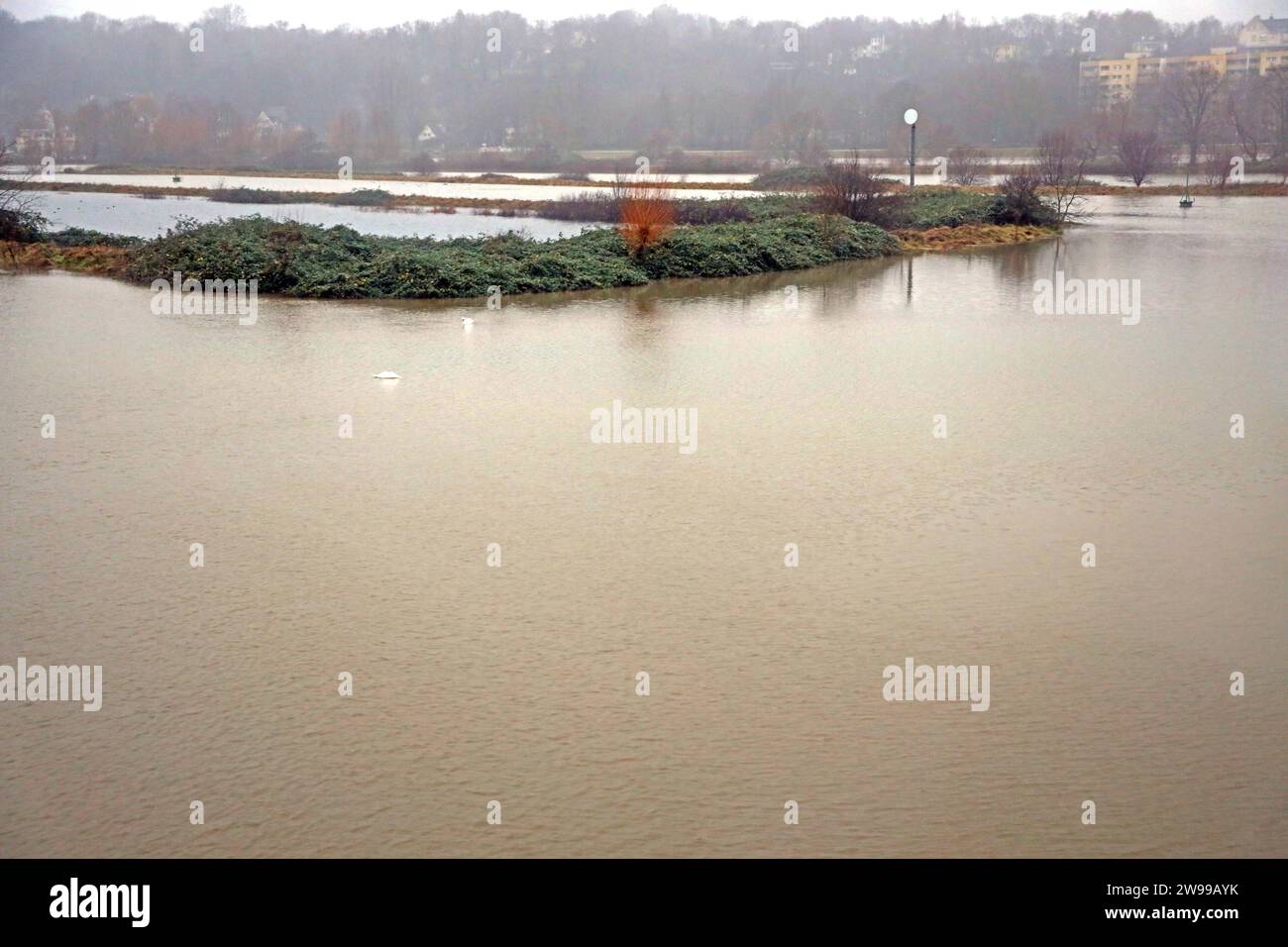 Hochwasser zur Weihnachtszeit Das Weihnachtshochwasser 2023 als Folge einer Dauerregenlage auf Grund einer straffen westlichen bis nordwestlichen Strömung mit sehr milder Meeresluft und bedrohlicher Nähe zum Siedlungsraum erobert weite Bereiche der Landschaft zwischen den Orten Überruhr und Steele in Essen. Essen Nordrhein-Westfalen Deutschland Ruhr *** allagamento nel periodo natalizio l'inondazione natalizia del 2023 a seguito di continue piogge dovute a una forte corrente da ovest a nord-ovest con aria marina molto mite e minacciosa vicinanza all'area di insediamento conquistò vaste aree della lan Foto Stock