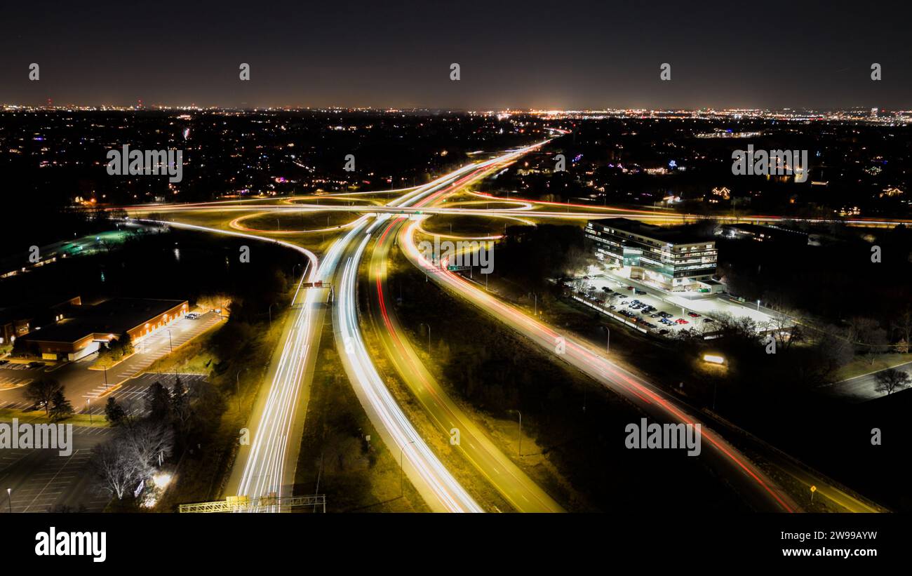 Vista aerea di un vivace skyline della città con un'autostrada in primo piano e numerosi edifici alti sullo sfondo Foto Stock