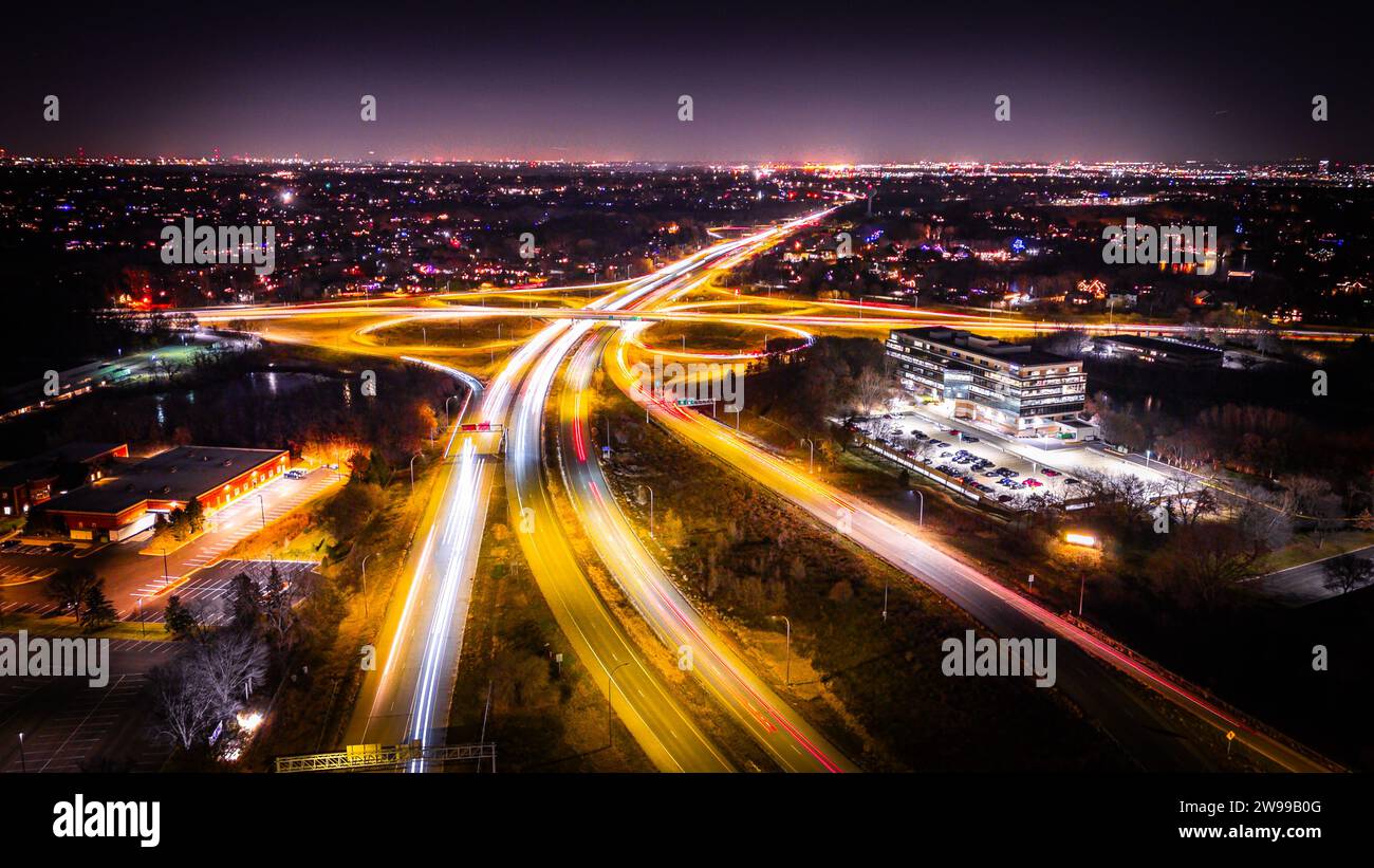 Una vibrante e colorata vista aerea di una vivace strada cittadina, illuminata da strisce di luce Foto Stock