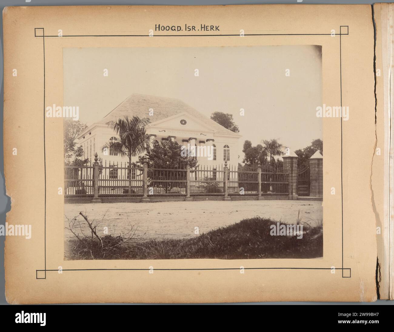 Alto. ISR. Herk, Julius Muller, 1898 - 1902 Fotografia Sinagoga degli ebrei dell'alta Germania, la Sinagoga neve Shalom a Paramaribo. Suriname albumen stampa la Sinagoga (come edificio e luogo di culto  religione ebraica) Suriname. Paramaribo. Sinagoga neve Shalom Foto Stock