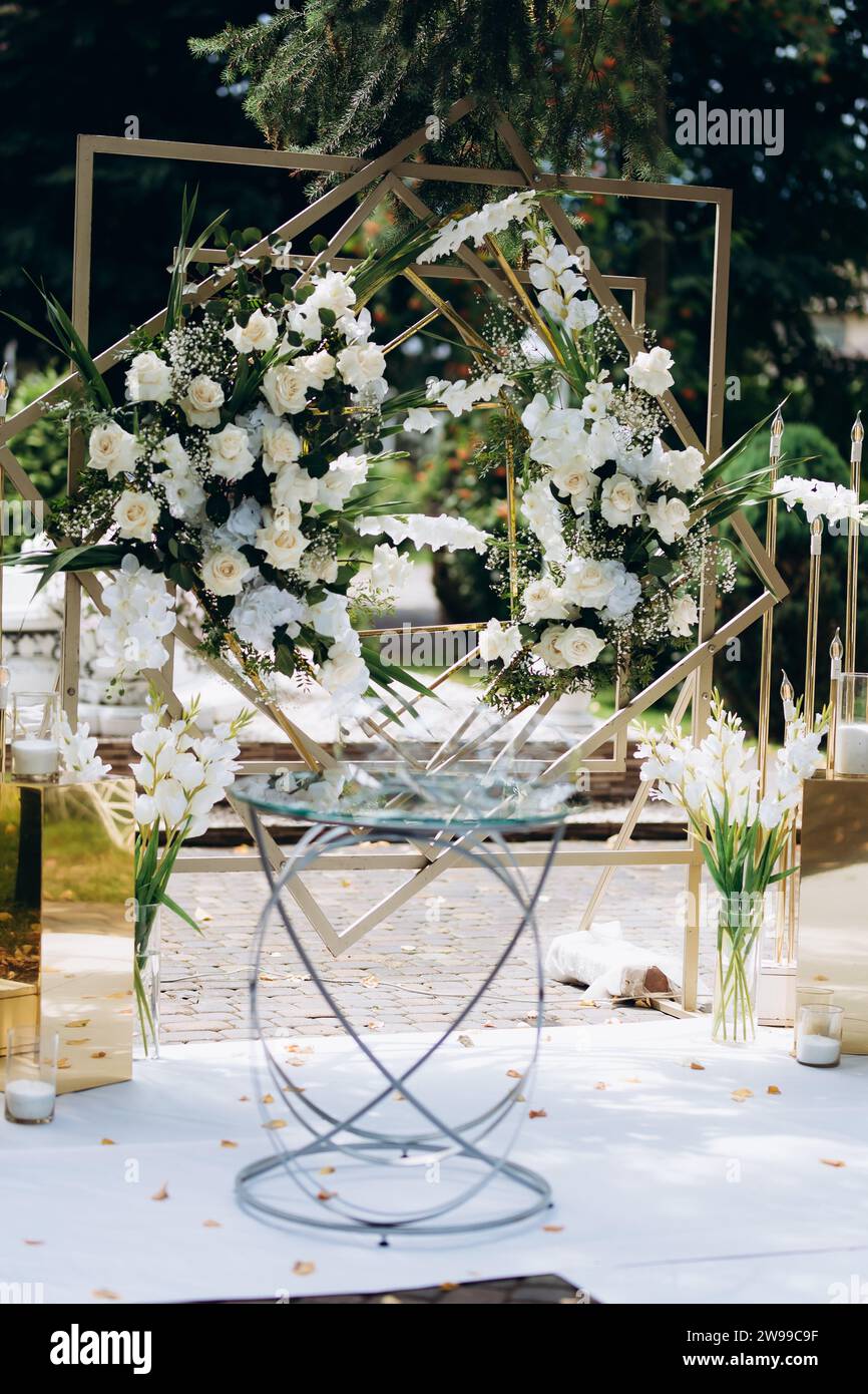 Un'esposizione esteticamente piacevole di mazzi floreali e portacandele su un piano rettangolare Foto Stock