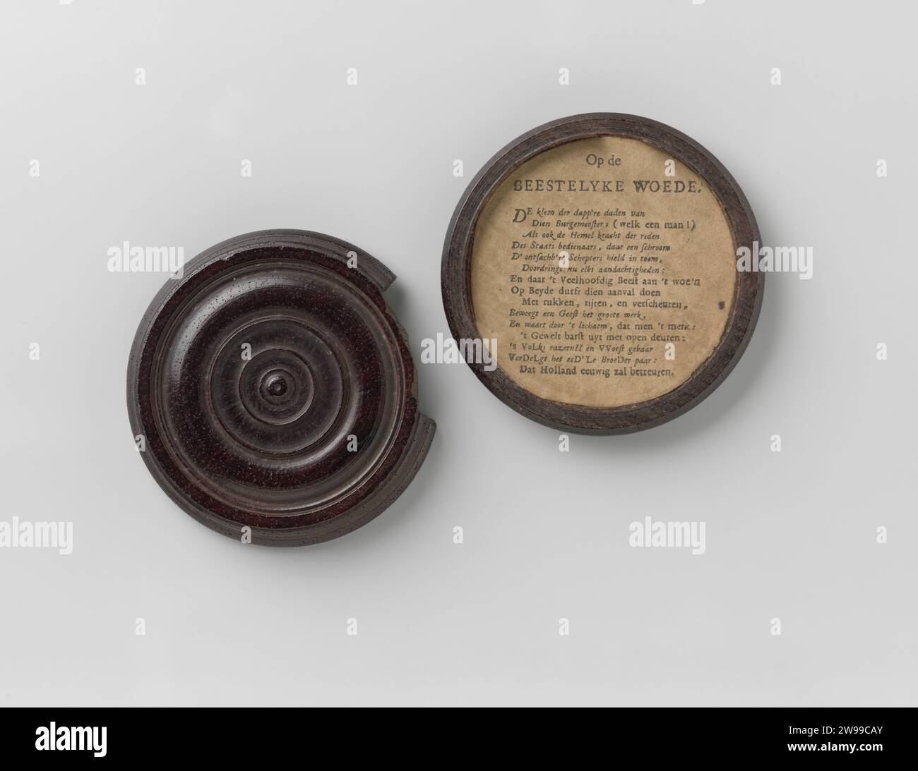 Penningdoos, c. 1672 medagliera tonda palmhouten box. Nel coperchio di questo articolo con testo esplicativo con l'immagine incisa della medaglia da 't Swart Toneel Gordijn, 1677. Con Penning NG-2014-3-1. legno (materiale vegetale). Giornale l'Aia Foto Stock