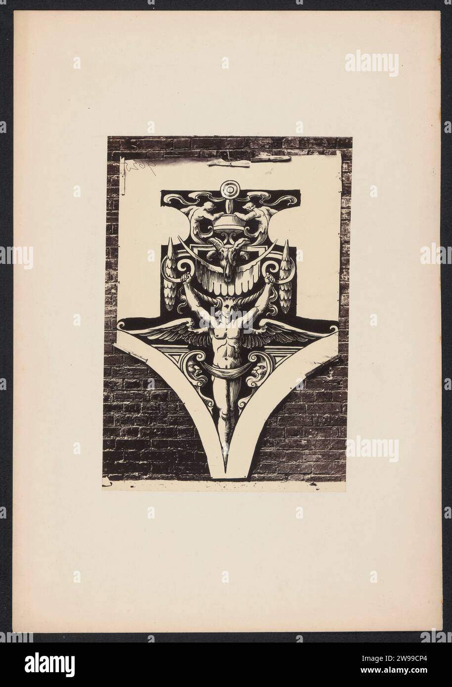 Stampa ornamento con figura alata su una parete, c. 1875 - c. 1900 Fotografia. cartone fotomontaggio. supporto fotografico stampa albume garland, corona. maschera, mascaron  ornamento. testa di ram  ornamento. esseri favolosi con le ali. personaggio pendente Foto Stock
