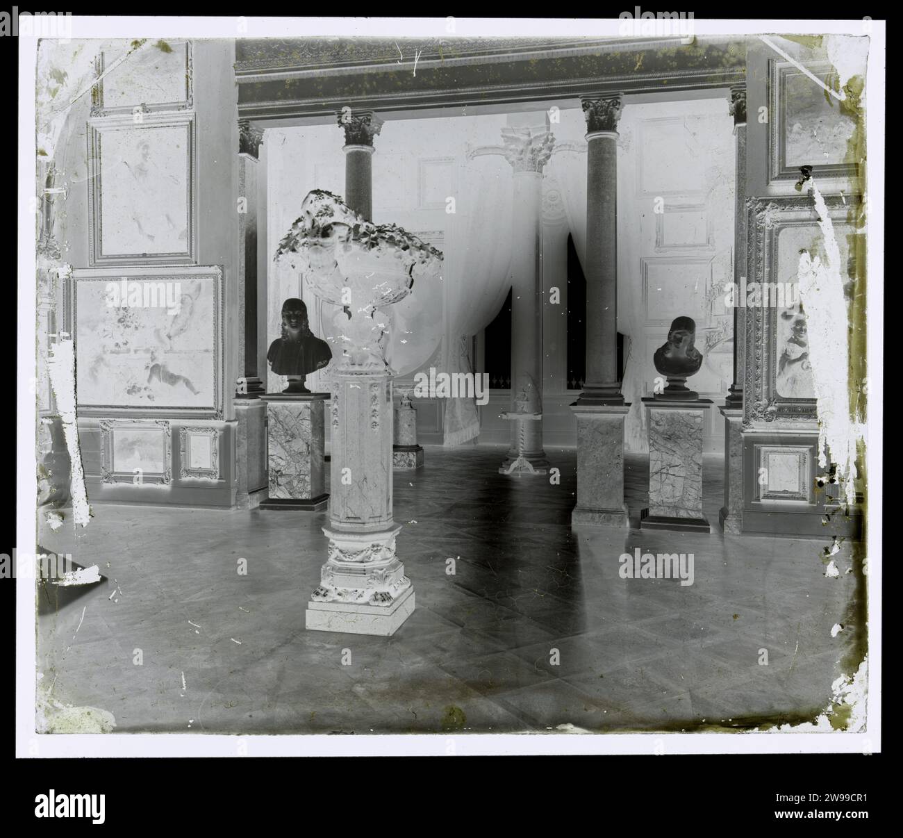 Interni con oggetti d'arte, Laurens Lodewijk Kleijn (attribuito a), c. 1865 - c. 1900 vetro bagnato collodion decorazioni negative (interno della casa) Foto Stock