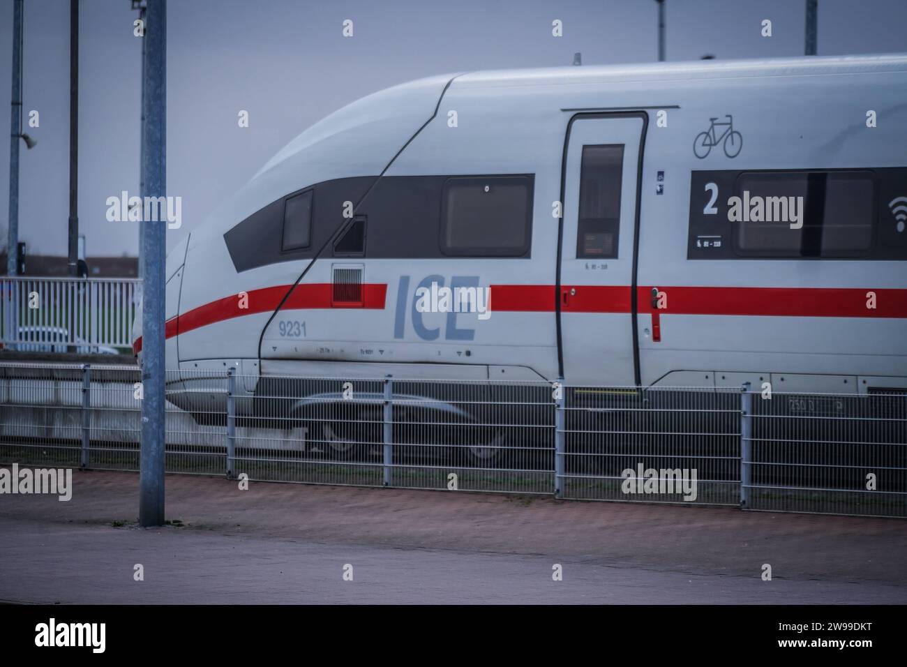 Norden Mole, Norddeich, Ostfriesland, Niedersachsen, Deutschland, Europa Symbolbild für Urlaub mit ICE Zug und Fähre zu den deutschen Nordsee Inseln Juist, Norderney, Borkum, Zug, Eisenbahn, Schiff, Reise, Schiene *** Norden Mole, Norddeich, Frisia orientale, bassa Sassonia, Germania, Europa immagine simbolica di una vacanza in treno ICE e traghetto verso le isole tedesche del Mare del Nord di Juist, Norderney, Borkum, treno, ferrovia, nave, viaggio, treno Foto Stock