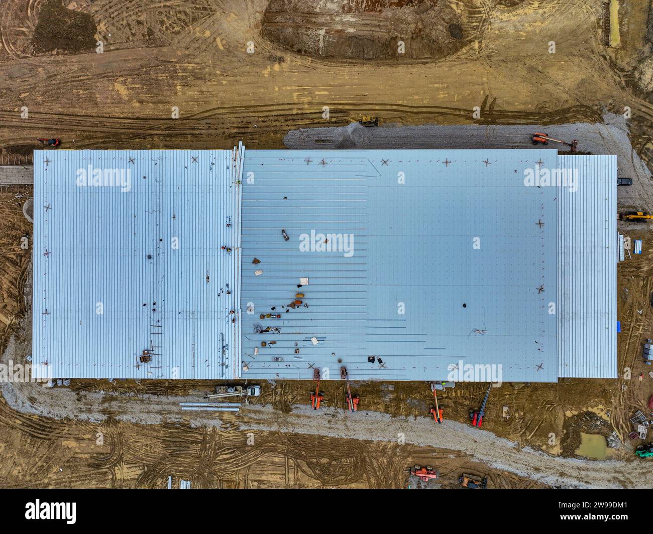 Una vista dall'alto della base di un vasto impianto industriale, con materiali e macchine movimento terra che punteggiano la prima costruzione Foto Stock