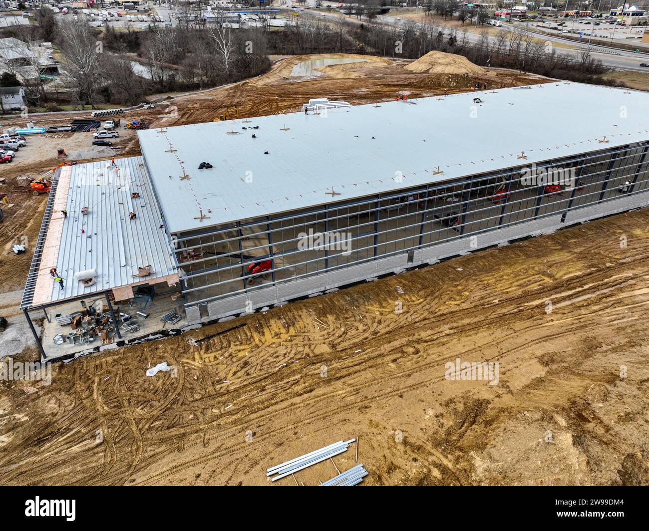 Una vista dall'alto della base di un vasto impianto industriale, con materiali e macchine movimento terra che punteggiano la prima costruzione Foto Stock
