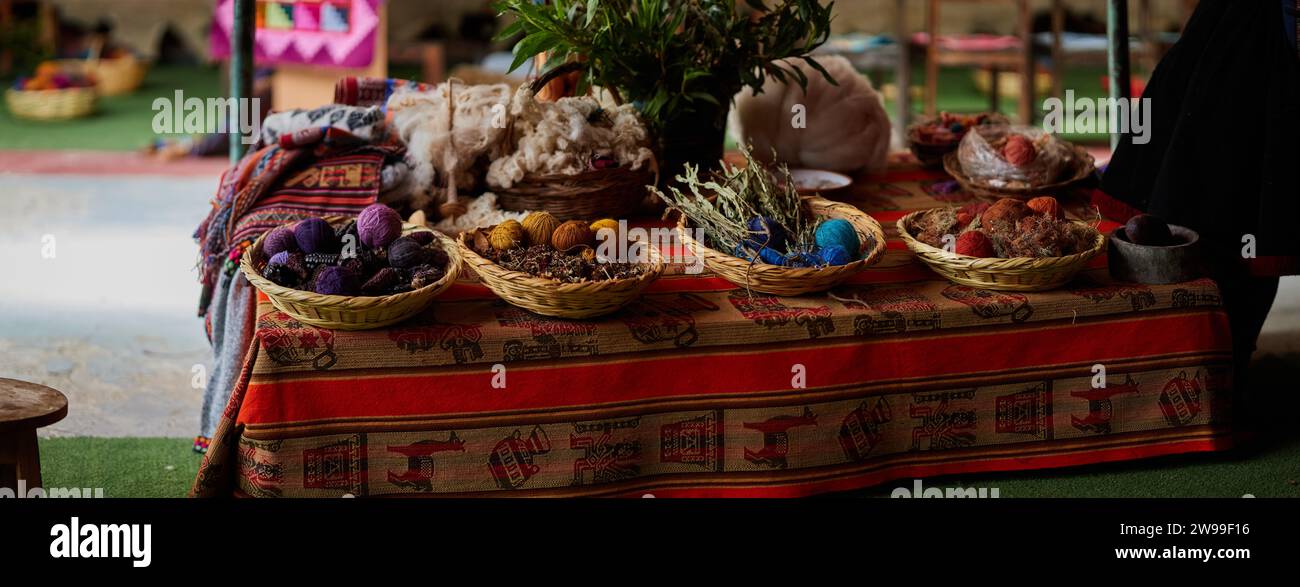 Un primo piano delle origini dei coloranti tessili naturali sul tavolo Foto Stock