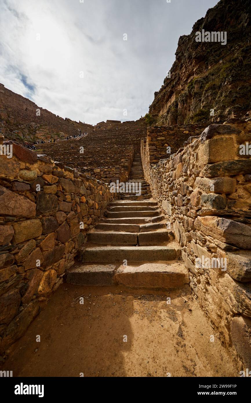 Una verticale delle scale del sito archeologico di Ollantaytambo Foto Stock