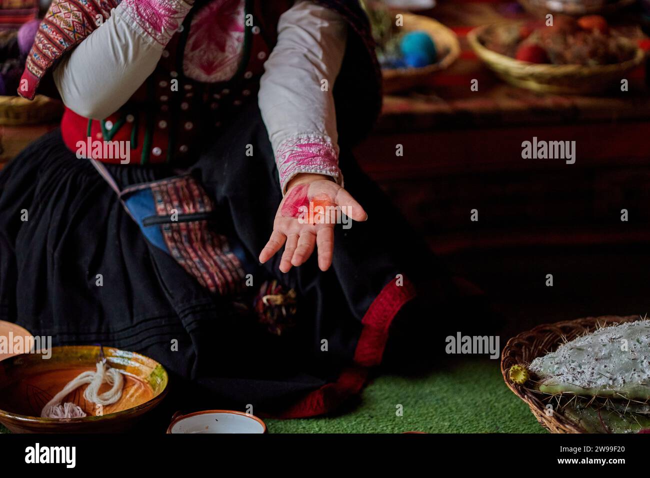 Una donna che mostra tecniche per alterare il colore naturale del colorante con sale e limone Foto Stock