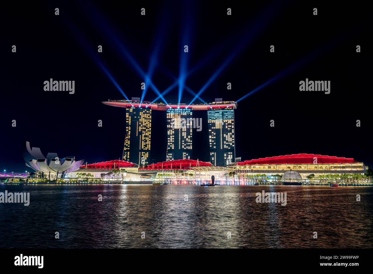 Un ponte illuminato di notte nell'area di Marina Bay di Singapore Foto Stock