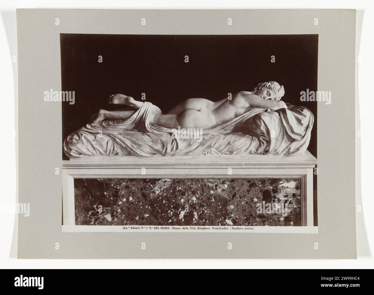 Scultura dell'Ermafrodito addormentato nella Galleria Borghese, Fratelli Alinari, c. 1880 - c. 1895 Fotografia di Firenze. supporto fotografico. pezzo di scultura stampato con albumi di cartone, riproduzione di un pezzo di scultura. (Storia di) Ermafrodito Borghese. Villa Borghese. Roma Foto Stock