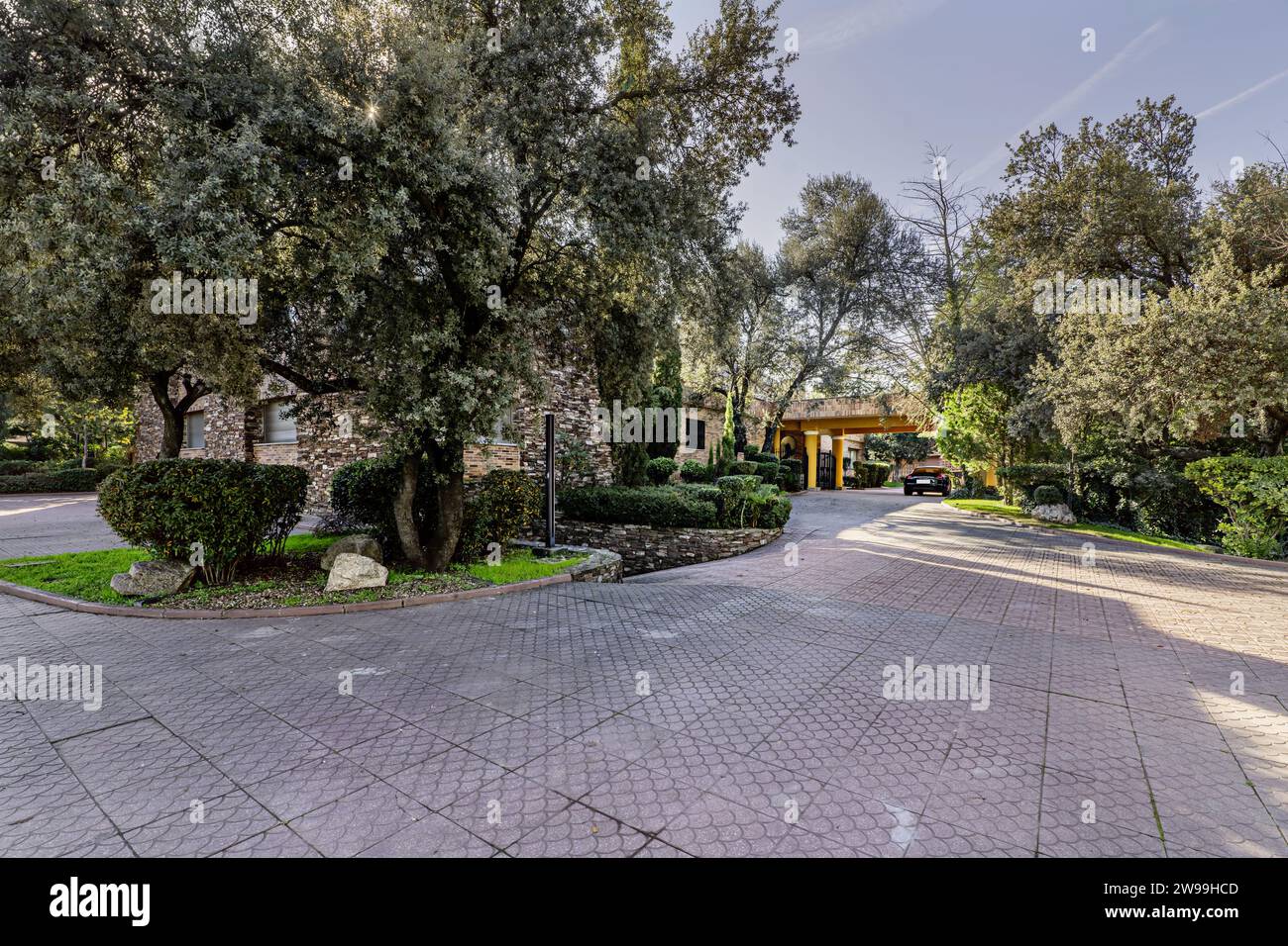 una lussuosa casa unifamiliare con grandi giardini e molti alberi Foto Stock