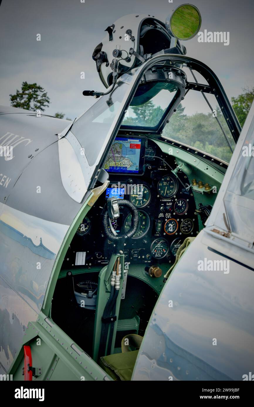 Supermarine Spitfire Mk.IX Silver Spitfire G-IRTY MJ271 Vista nella cabina di pilotaggio presso l'aeroporto di Dundee, Scozia, Regno Unito Foto Stock