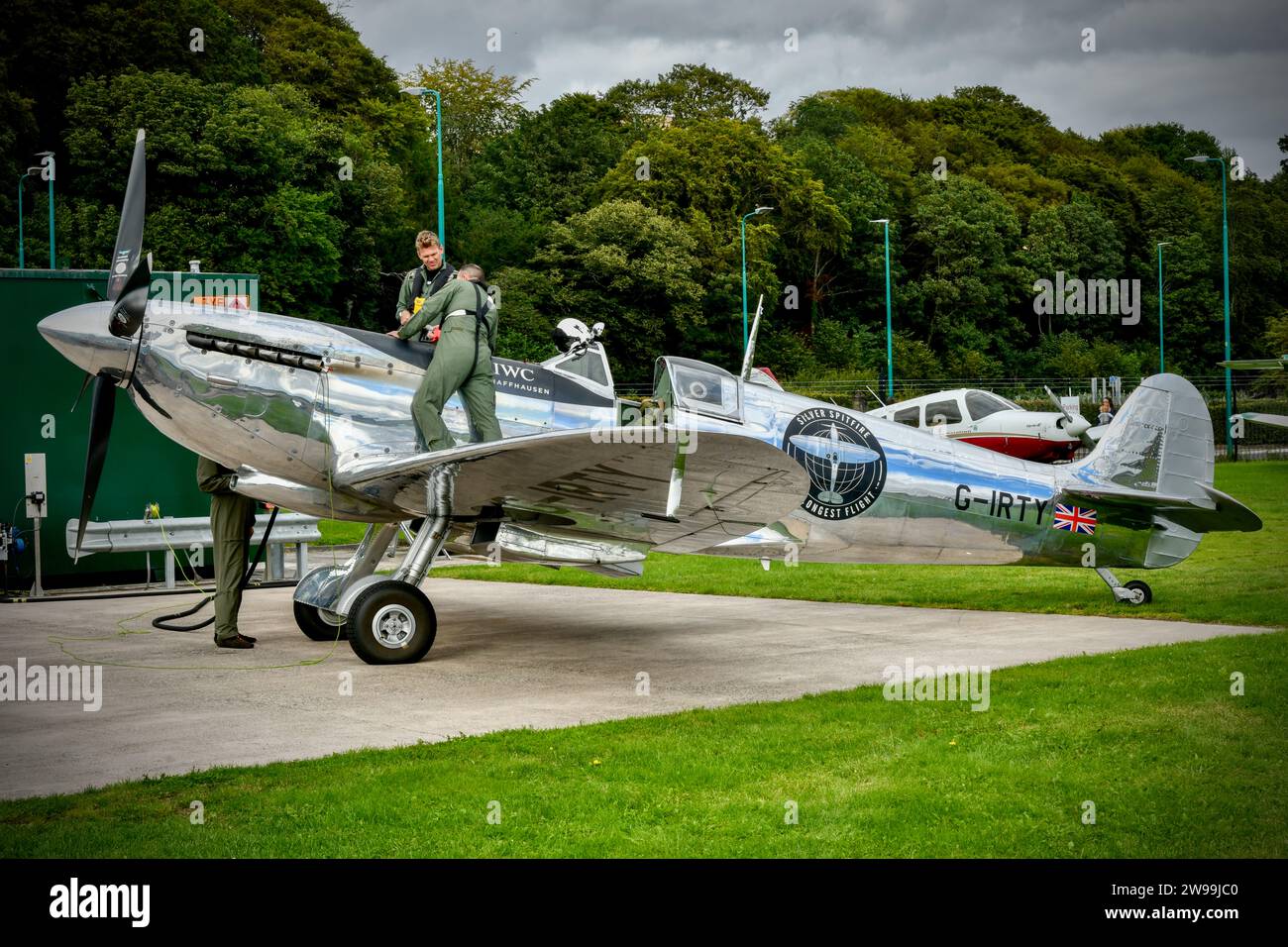 Supermarine Spitfire Mk.IX Silver Spitfire G-IRTY MJ271 con piloti all'aeroporto di Dundee, Scozia, Regno Unito Foto Stock