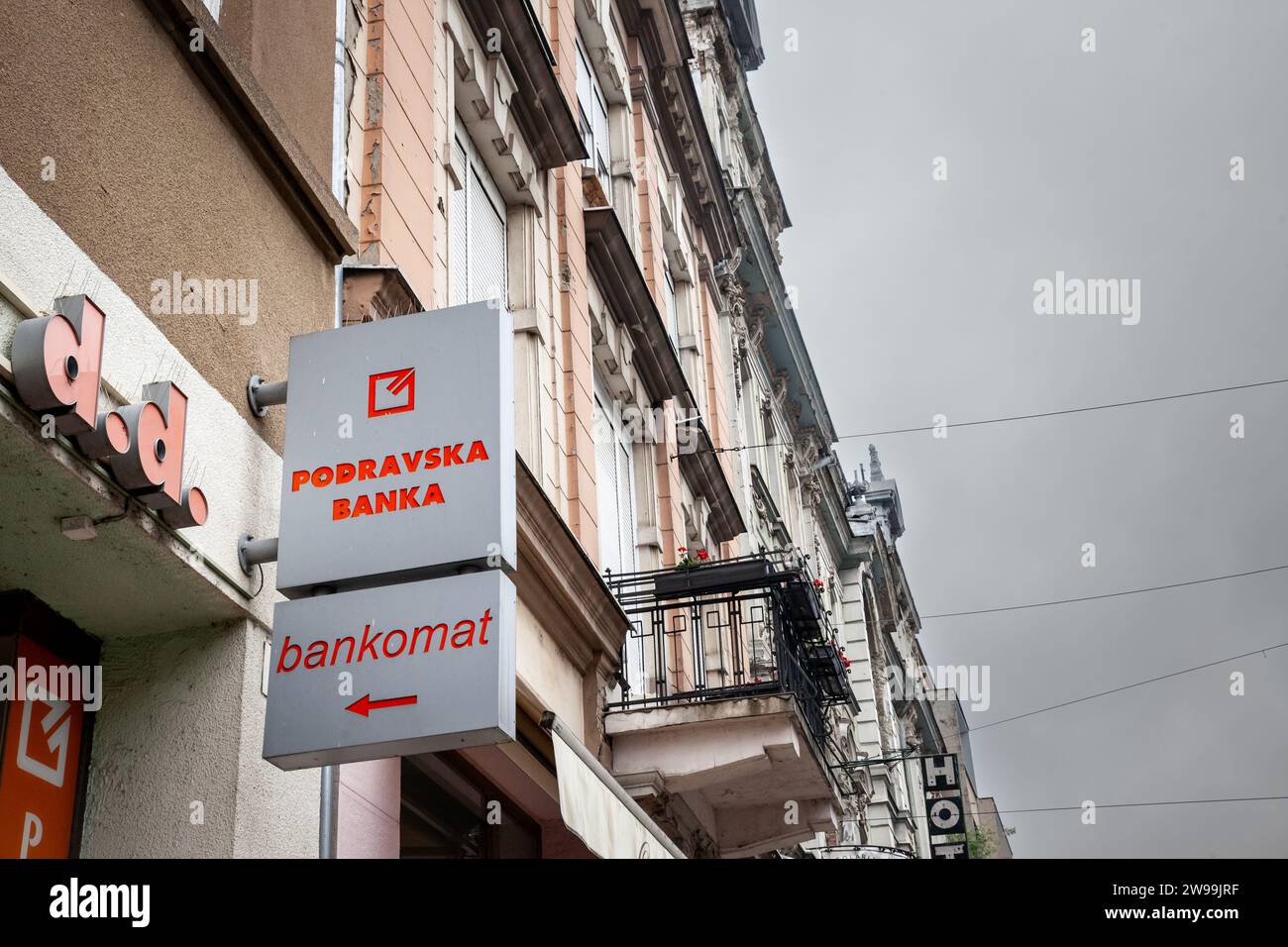Immagine di un cartello con il logo di Podravska Banka sul ramo principale di Osijek. Podravska Banka è una banca al dettaglio croata. Foto Stock