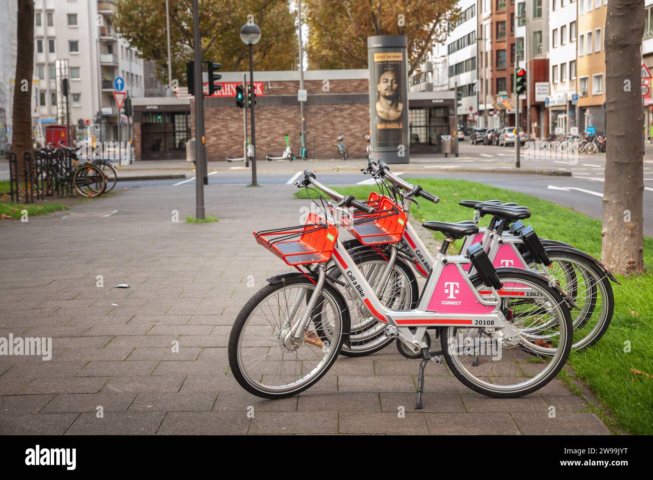 Immagine del logo Call a Bike Koln su una bicicletta a Colonia, Germania. Call a Bike è un sistema di noleggio di biciclette senza porto gestito da Deutsche Bahn (DB) in diverse G. Foto Stock