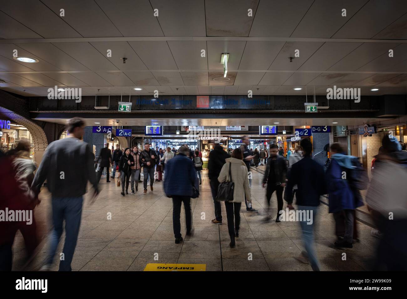 Foto dell'atrio sotterraneo di Koln Hbf con persone che corrono a Colonia, in Germania. Köln Hauptbahnhof o la stazione centrale di Colonia sono una stazione ferroviaria Foto Stock