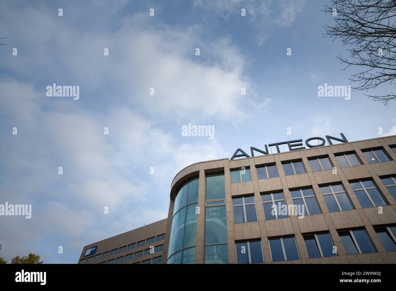 Immagine di un cartello con il logo di Anteon nella loro sede principale a Dusseldorf, Germania. Anteon è una società tedesca che fornisce servizi immobiliari. Foto Stock