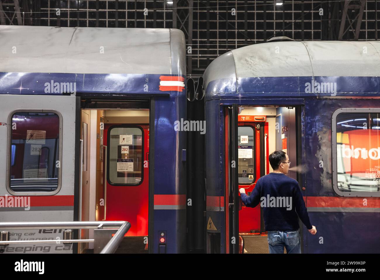 Foto di una porta del treno notturno amsterdam innsbruck, gestito da Night Jet con un uomo che fuma e svapo. Nightjet è un marchio che dà Foto Stock