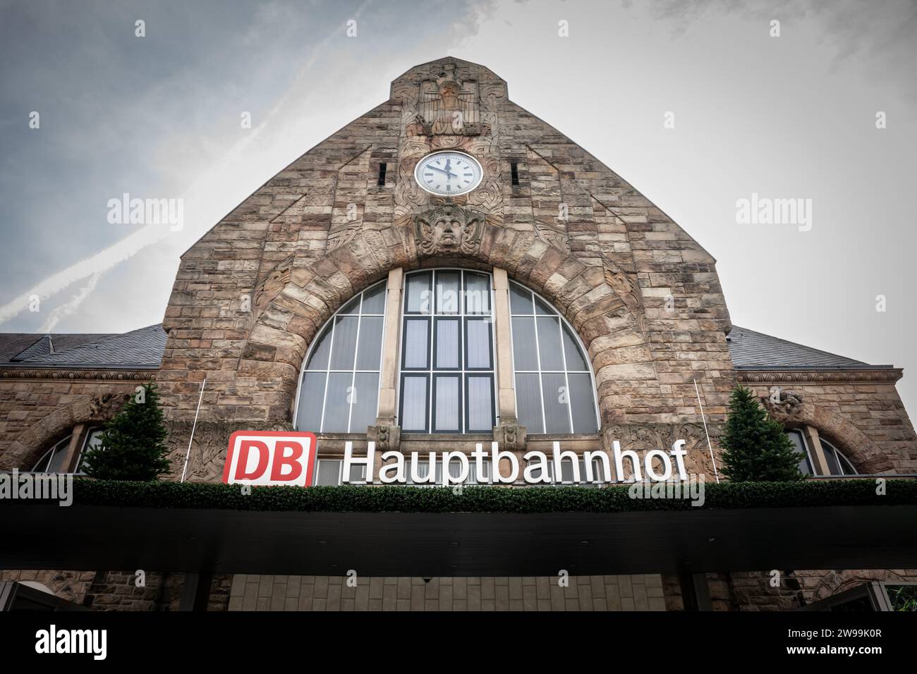 Immagine del cartello a della stazione ferroviaria di Aachen Hbf. Aachen Hauptbahnhof è la stazione ferroviaria più importante per la città di Aquisgrana, nell'estremo ovest Foto Stock