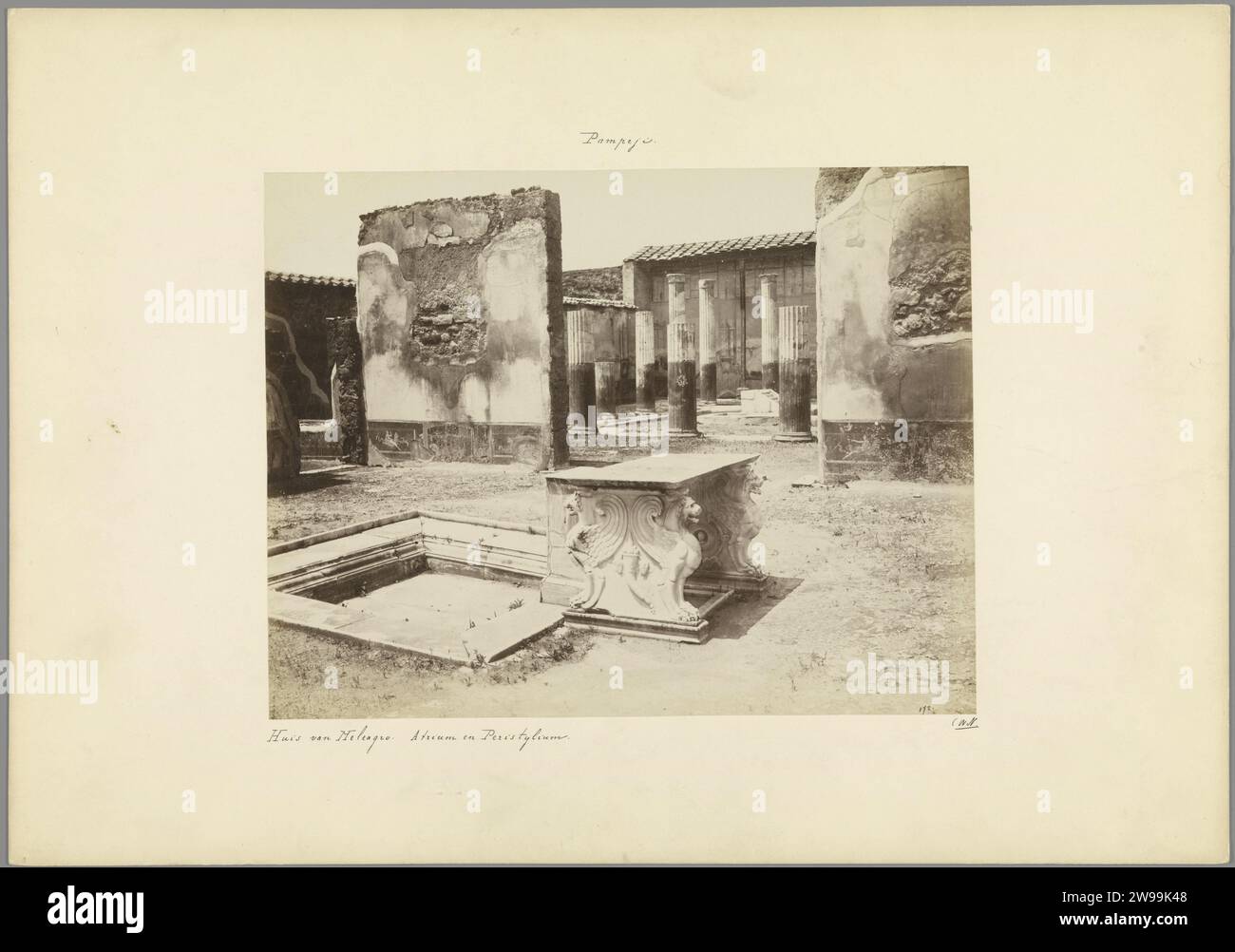 Interno della Casa di Meleagro a Pompei, c. 1875 - c. 1900 Fotografia di Pompei cartoncino. supporto fotografico per la stampa di albumi all'interno della casa. lavandino, lavandino. rovina di un edificio  architettura. colonna, colonna  architettura. Esseri favolosi con le ali di Pompei Foto Stock