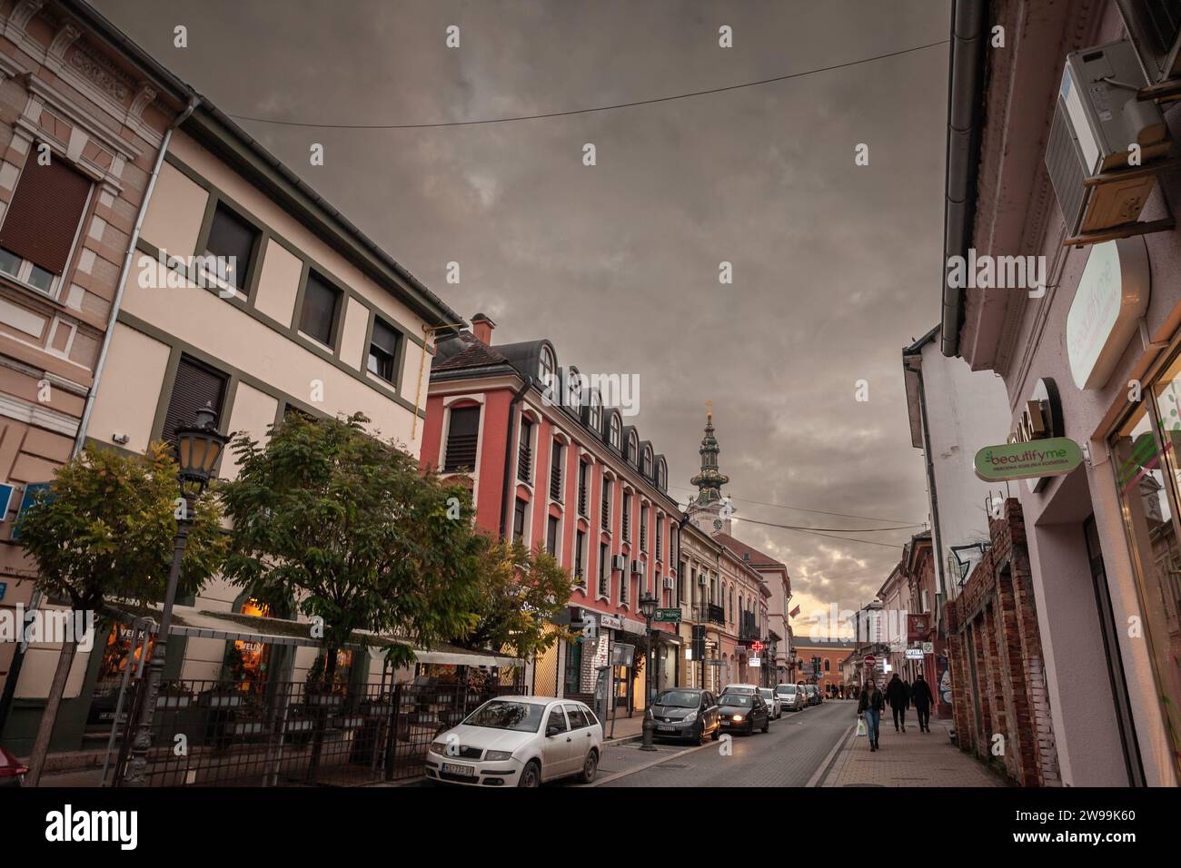 Foto di un parcheggio auto attraverso la via nikole pasica di novi Sad, serbia, al crepuscolo. Foto Stock